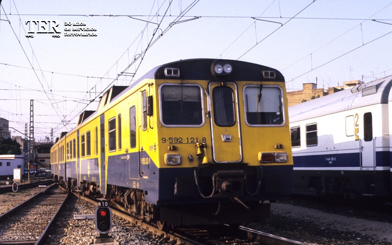 Automotor 592-121 en sus colores originales amarillo y azul, vista frontal del coche motor