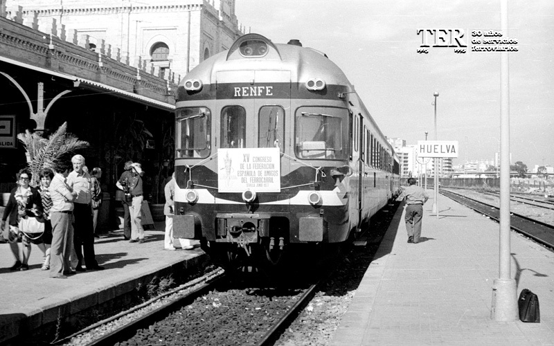 TER en la estacin de Huelva durante el viaje del XV Congreso de la Federacin Espasociacin de Amigos del Ferrocarril de Madrid. Fecha: 09/06/1977